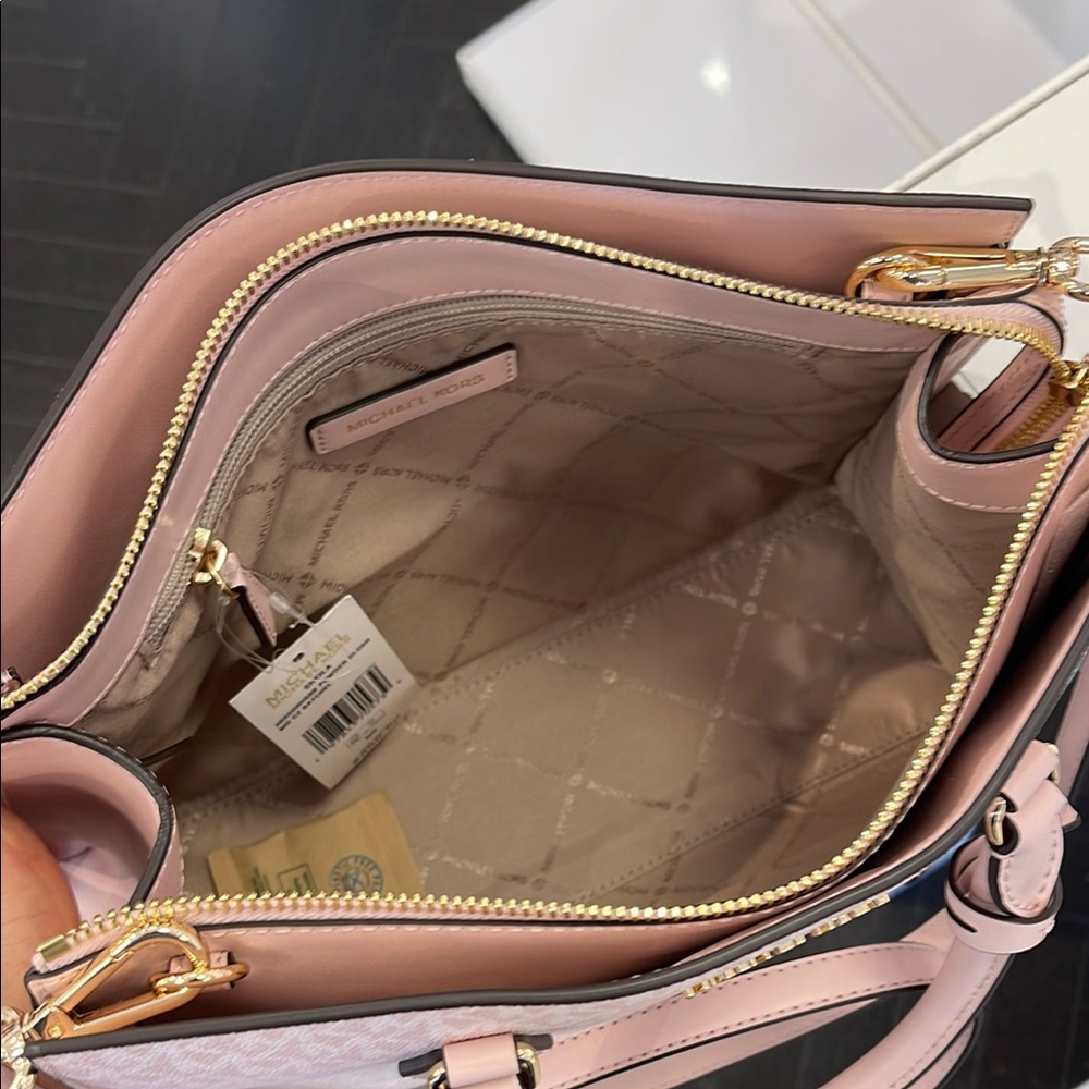 MICHAEL KORS Sheila Md Ombré Signature Logo Satchel Crossbody Bag
Powder Blush - Picture 15 of 16